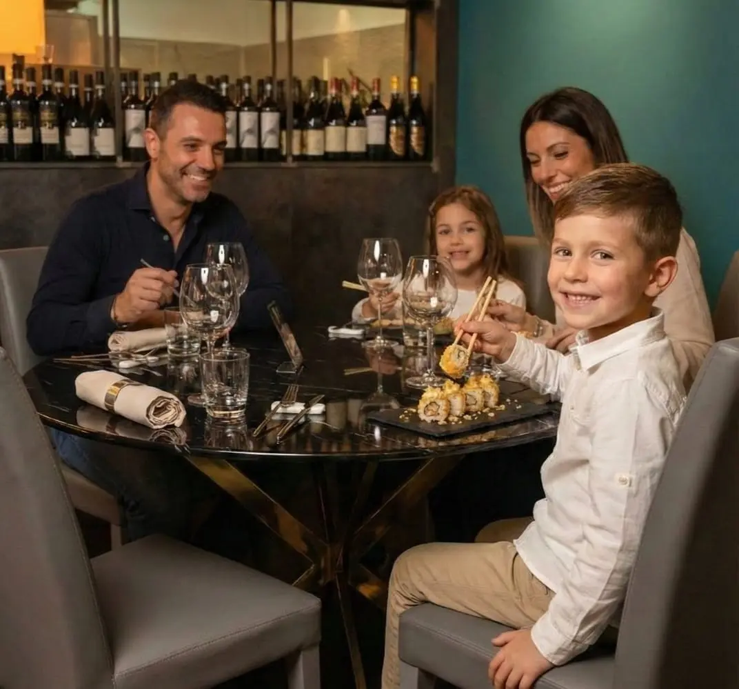 Bambino sorridente a tavola